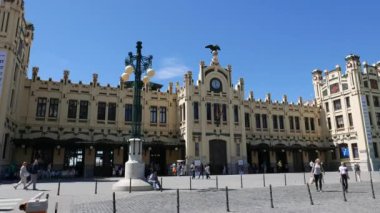 Valencia, İspanya - 2 Mayıs 2018: insanlar önünde Valencia tren istasyonu. İstasyonu 1906 ve 1917 arasında konuşulan mimar Demetrio Ribes tarafından inşa edilmiştir.