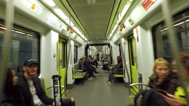 バレンシア スペイン 2018 地下鉄車内の乗客 134 マイル 以上のトラック キロメートル の成っている地下鉄メトロ ネットワーク — ストック動画