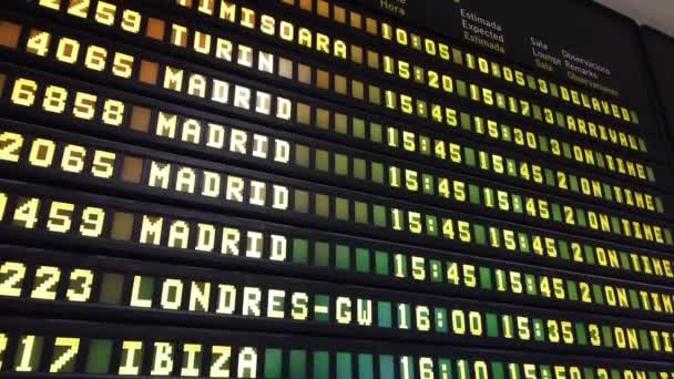バレンシア スペインの空港するバレンシア スペイン 2018 のステータス フライト ボード2017 年に空港を通過約 498 万の乗客 — ストック動画