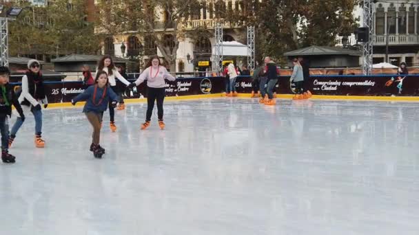 西班牙瓦伦西亚 2018年12月28日 儿童和家长在瓦伦西亚圣诞市场溜冰场溜冰的慢动作视频 每年都有数千人参观瓦伦西亚圣诞市场 — 图库视频影像