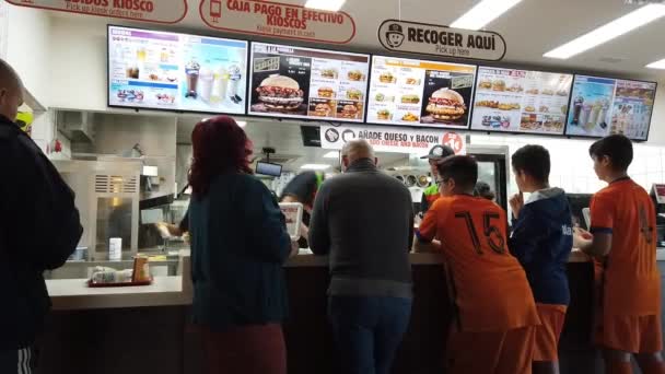 Valencia Spanyolország 2018 December Emberek Élelmiszer Megrendelések Belül Egy Burger — Stock videók