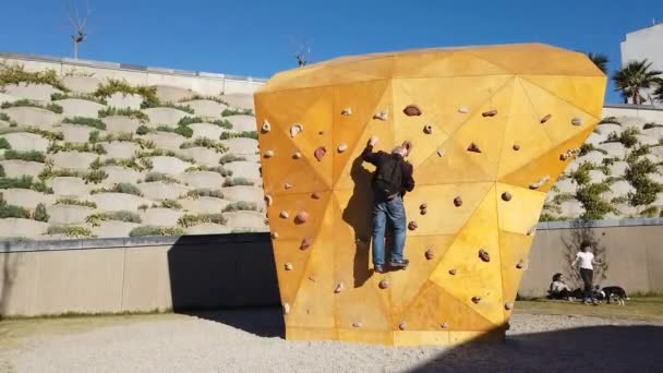 バレンシア スペイン 2018 中年の男性 スペインのバレンシアにある公園で人工壁を登るします ロビンソンによって 1964 年に英国で最初の近代的な人工クライミングウォールが作成されました — ストック動画