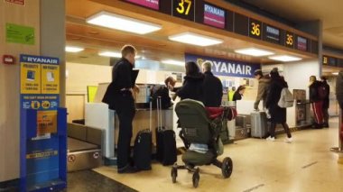 Valencia, İspanya - 4 Ocak 2019: Valencia Ryanair masasında iade yolcu. Ryanair, Dublin, İrlanda'da, merkezi 1984 yılında kurulmuş İrlandalı bir düşük maliyetli havayolu şirketidir.