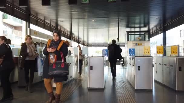 Valencia Espanha Janeiro 2019 Passageiros Saindo Uma Estação Metrô Valência — Vídeo de Stock