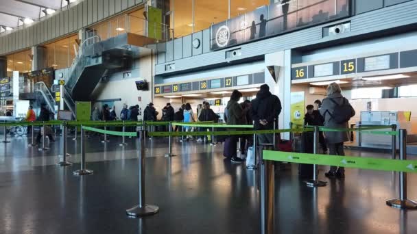 西班牙瓦伦西亚 2019年1月5日 航空公司乘客在瓦伦西亚机场的航空公司柜台办理登机手续 2018年 约490万乘客通过西班牙瓦伦西亚机场 — 图库视频影像