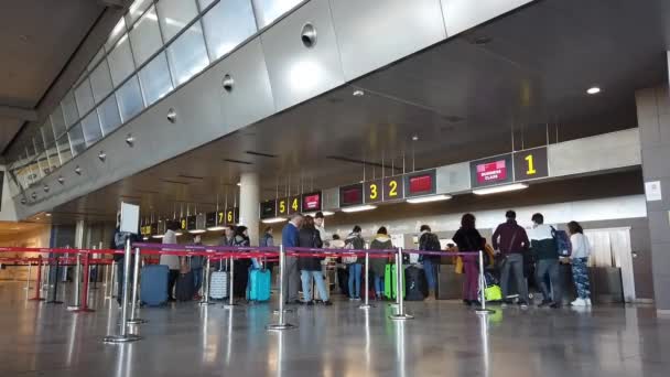 Valencia Hiszpania Stycznia 2019 Pasażerów Linii Lotniczych Sprawdzanie Kasie Linii — Wideo stockowe