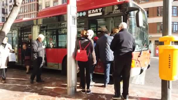 Valencia Spanje Januari 2019 Valencia Stadsbus Oppakken Van Passagiers Bij — Stockvideo