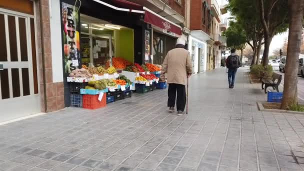 Egy Idős Férfi Sétált Nád Előtt Egy Gyümölcs Stand Valencia — Stock videók