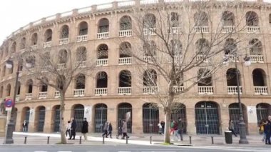 Valencia, İspanya - 10 Şubat 2019: Bullring Valencia, İspanya geçmiş insanlar yürürken, insanlar. Bullring Sebastian Monlen Estells tarafından tasarlanmış ve inşa 1850 ve 1860 arasında.