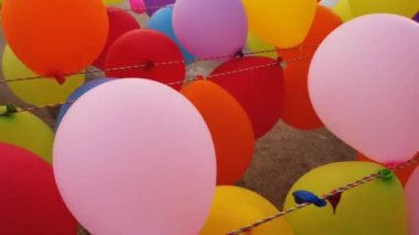 Balon asılı ve rüzgar üfleme