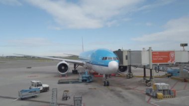 Amsterdam, Hollanda - 25 Nisan 2019: Schipol Havaalanı'nın kapısında bir Klm Airlines uçağı. 1919 yılında kurulan Klm, halen orijinal adı altında faaliyet gösteren dünyanın en eski havayolu dur ve 2015 itibariyle 119 uçaklık bir filoya sahiptir..