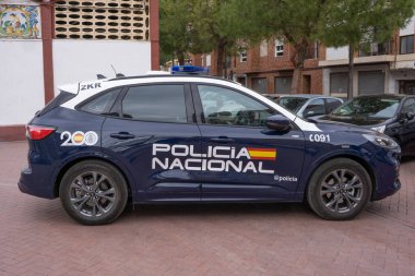 VALENCIA, İSPA - 2 Mart 2024: Blue Park Eden İspanya Ulusal Polis Aracı. İspanya Ulusal Polisi İspanya İçişleri Bakanlığı 'nın yetkisi altında faaliyet göstermektedir..