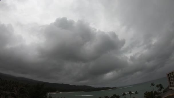 Drammatico Lasso Tempo Nuvole Tempesta Sulla Baia Turtle Oahu Hawaii — Video Stock