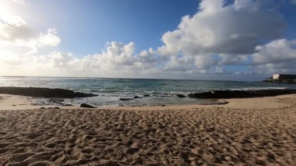 Amplo Ângulo Inclinar Sandy Beach Para Céu Nublado — Vídeo de Stock