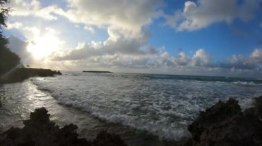 Geniş açı günbatımı Hawaii Plajı