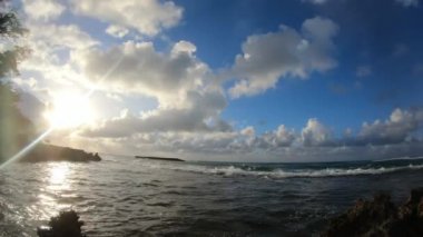 Geniş açı günbatımı Hawaii Plajı