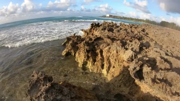 Ampla Vista Ângulo Olhando Para Enseada Rochosa Havaí — Vídeo de Stock