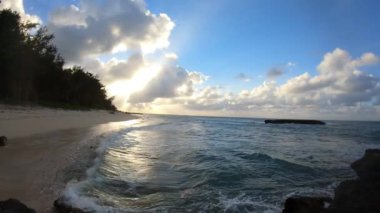 Geniş açı günbatımı Hawaii Plajı