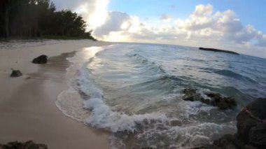Geniş açı günbatımı Hawaii Plajı