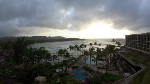 ハワイの高級ホテルは 日没時に熱帯暴風雨に見舞われます — ストック動画