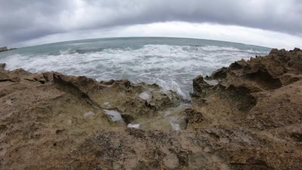 多云的日子里 夏威夷落基山脉海岸上的巨浪破浪 — 图库视频影像