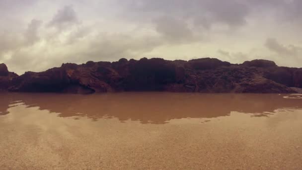 Lugnt Vatten Tide Pool Molnig Himmel — Stockvideo