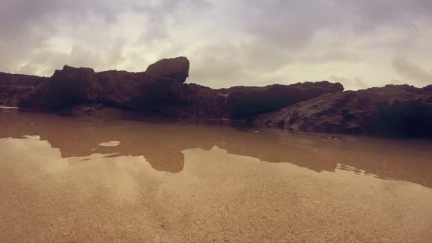 Calma Del Agua Piscina Marea Bajo Cielo Nublado — Vídeos de Stock