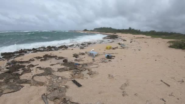 Plastic Afval Links Tropisch Eiland Strand — Stockvideo