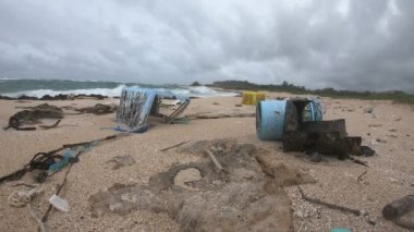 Plastik atık üzerinde sol tropik ada Beach 