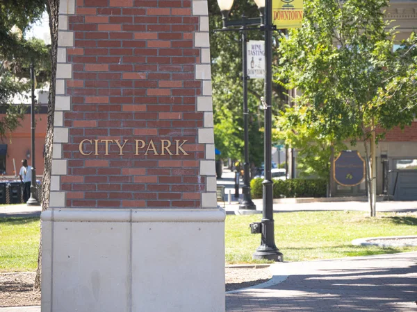 タウンスクエアの構造上の都市公園の看板 — ストック写真