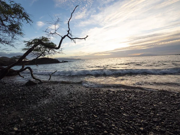 Maui aislado Rocky Beach Cove puesta de sol —  Fotos de Stock