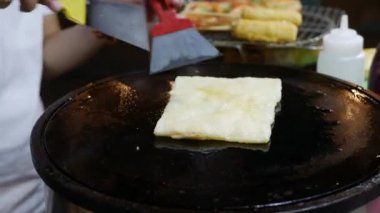 Satıcı krep muz Vietnam gece piyasada ile patates kızartması. Asya sokak gıda. 4k