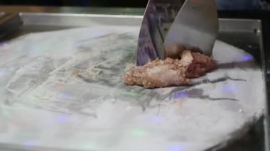 Kızarmış dondurma tatlı Asya sokak gıda gece Pazarı'na, sokak satıcısı tarafından yapma işlemi. 4k