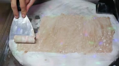Kızarmış dondurma tatlı Asya sokak gıda gece Pazarı'na, sokak satıcısı tarafından yapma işlemi. 4k