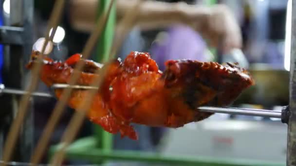 Grelhado metade de frango no cuspo automático, mercado asiático noite. 4k — Vídeo de Stock