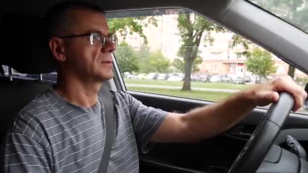 Senior man kör en bil på motorvägen. Man kör sin bil på holiday. 4k — Stockvideo