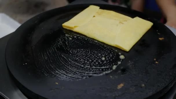 Verkäufer Pommes frites mit Bananen auf dem vietnamesischen Nachtmarkt. asiatisches Streetfood. 4k — Stockvideo