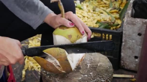 Nahaufnahme vietnamesische Frau schneidet frische Kokosnuss auf dem Markt — Stockvideo