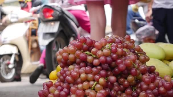 Närbild druvor i en korg på de lokala vietnamesiska marknaden — Stockvideo