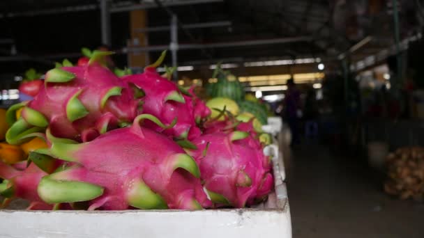 Närbild av färsk rå dragon frukt på den lokala vietnamesiska marknaden — Stockvideo