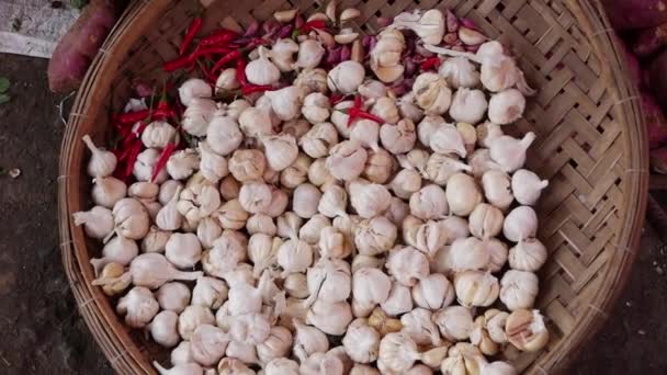 Mano femminile ordina un sacco di aglio in un cesto al mercato locale — Video Stock