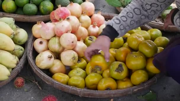 Primer plano la mano femenina ordena la fruta en la cesta en el mercado local — Vídeos de Stock