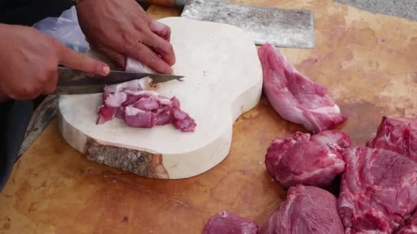 Крупним планом м'ясорубка, що ріже м'ясо для покупця на місцевому ринку — стокове відео