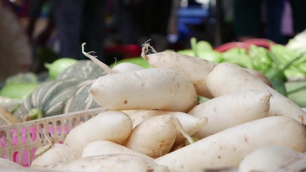 Närbild av en massa grönsaker i flätade korgar på den lokala marknaden — Stockvideo