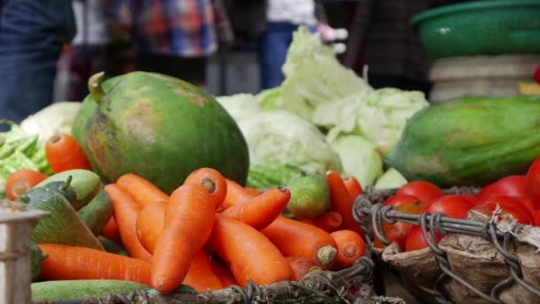 Крупный план большого количества овощей в плетеных корзинах на местном рынке — стоковое видео