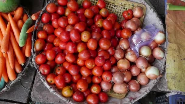 Zbliżenie, dużo warzyw w Kosze wiklinowe na rynku lokalnym — Wideo stockowe