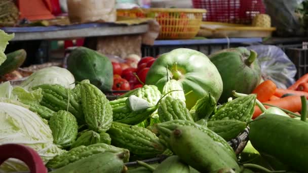 Primer plano de un montón de verduras en cestas de mimbre en el mercado local — Vídeos de Stock