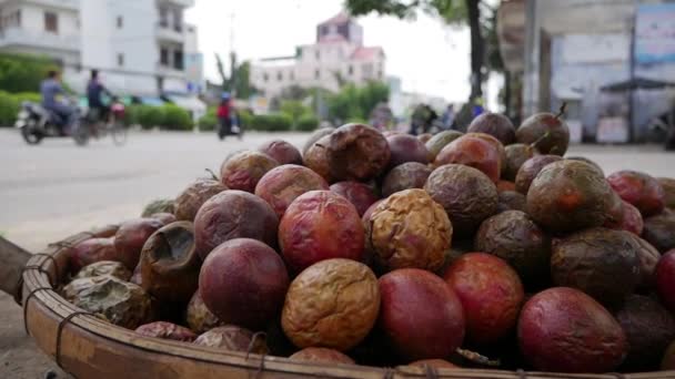 Gros plan de nombreux fruits de la passion sur le marché local — Video