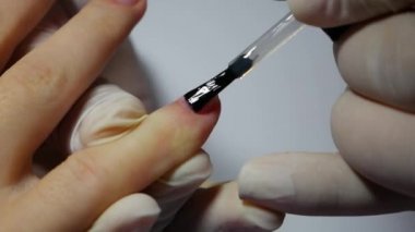 Closeup manikürcü jel tırnak cilası, kadın müşteri temelini fırsatlar. Güzellik spa salonu Manikür yapıyor kadın