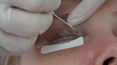 Kirpik uzatma prosedürü üzerinde kadın, kirpik laminasyon. Güzellik Spa salonu